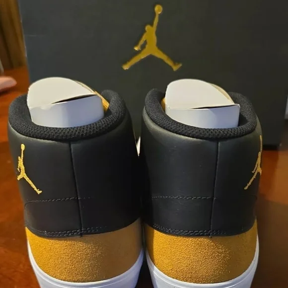 Jordan Men's Black and Tan Sneakers‎